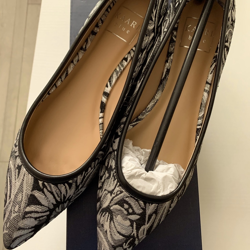 Never worn, the color is silver and black